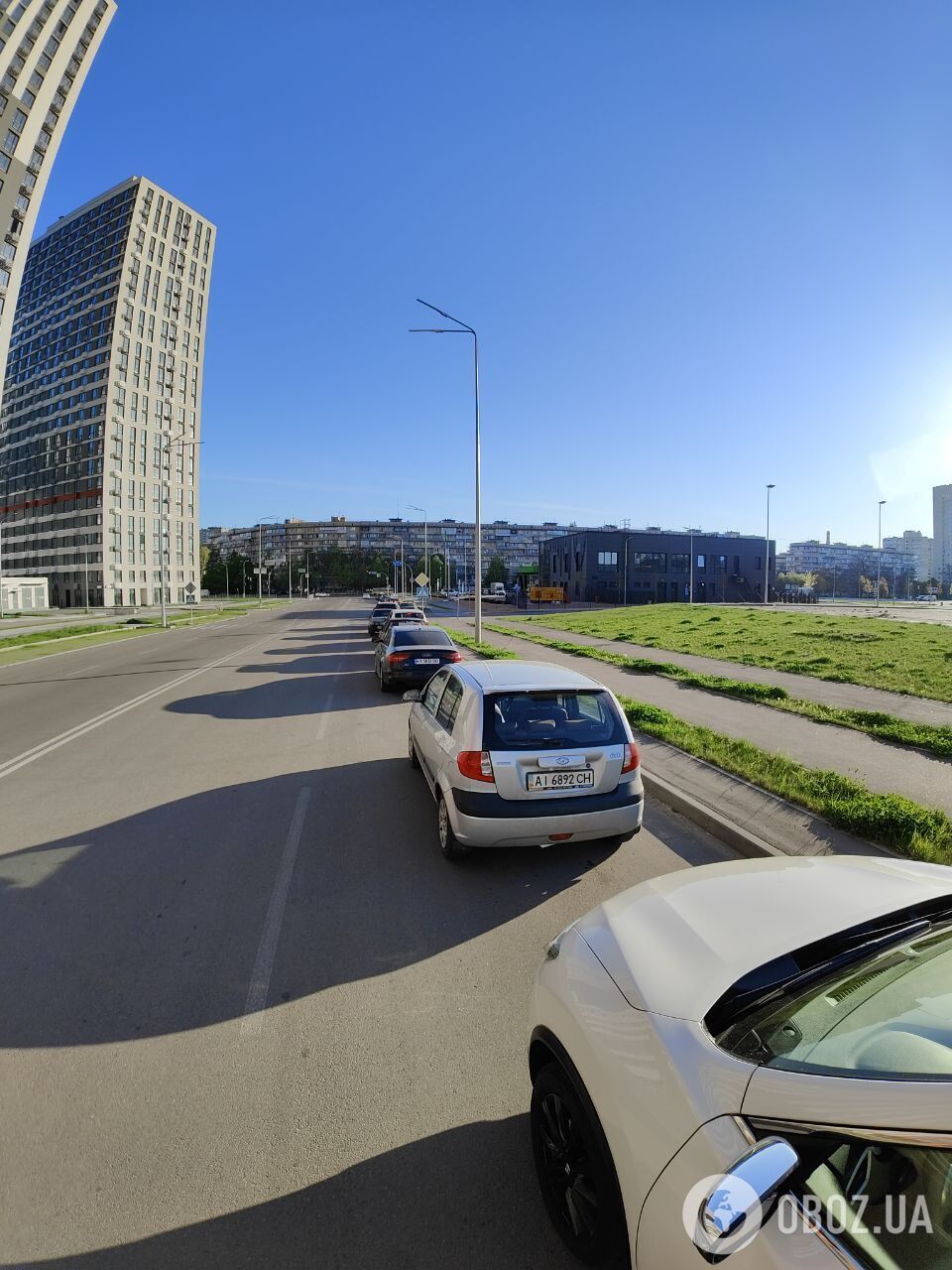 У Києві черги на автозаправні станції вишиковуються з ранку.