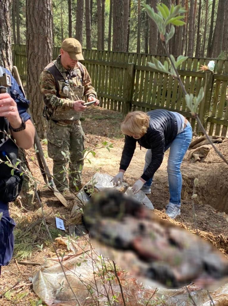 На Київщині досі знаходять тіла вбитих мирних мешканців.