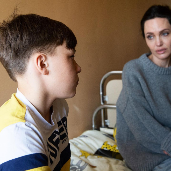 Анджелина Джоли рассказала об общении с детьми, получившими ранения