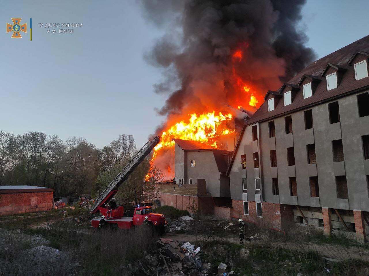 В Киеве возник масштабный пожар: 5 человек спасли и еще 98 