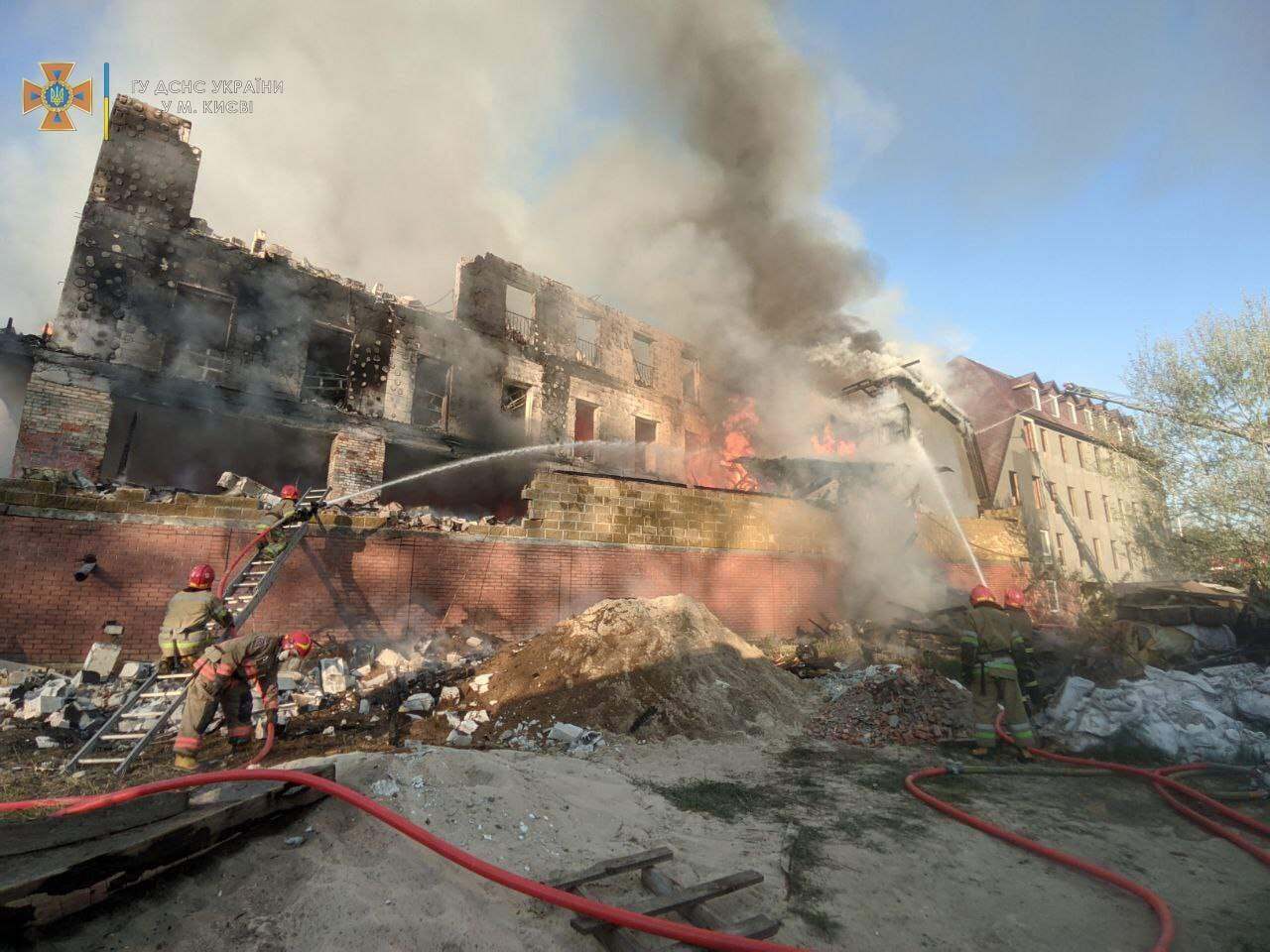 В Киеве возник масштабный пожар.