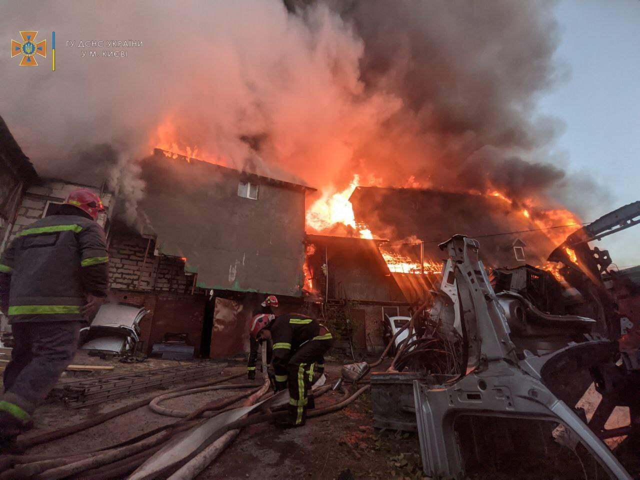 В Киеве возник масштабный пожар: 5 человек спасли и еще 98 3