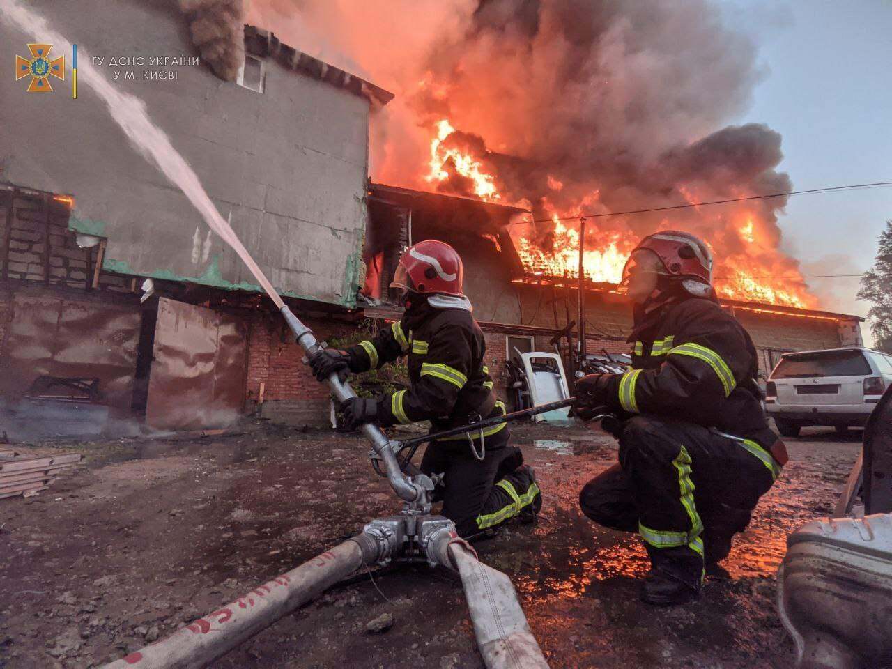 В Киеве возник масштабный пожар: 5 человек спасли и еще 98 4