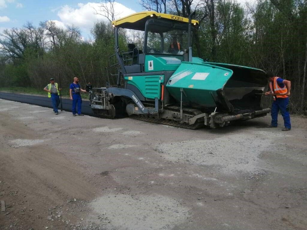 На дорогах Харківщини ліквідують ямковість гарячим асфальтобетоном та струменевим методом