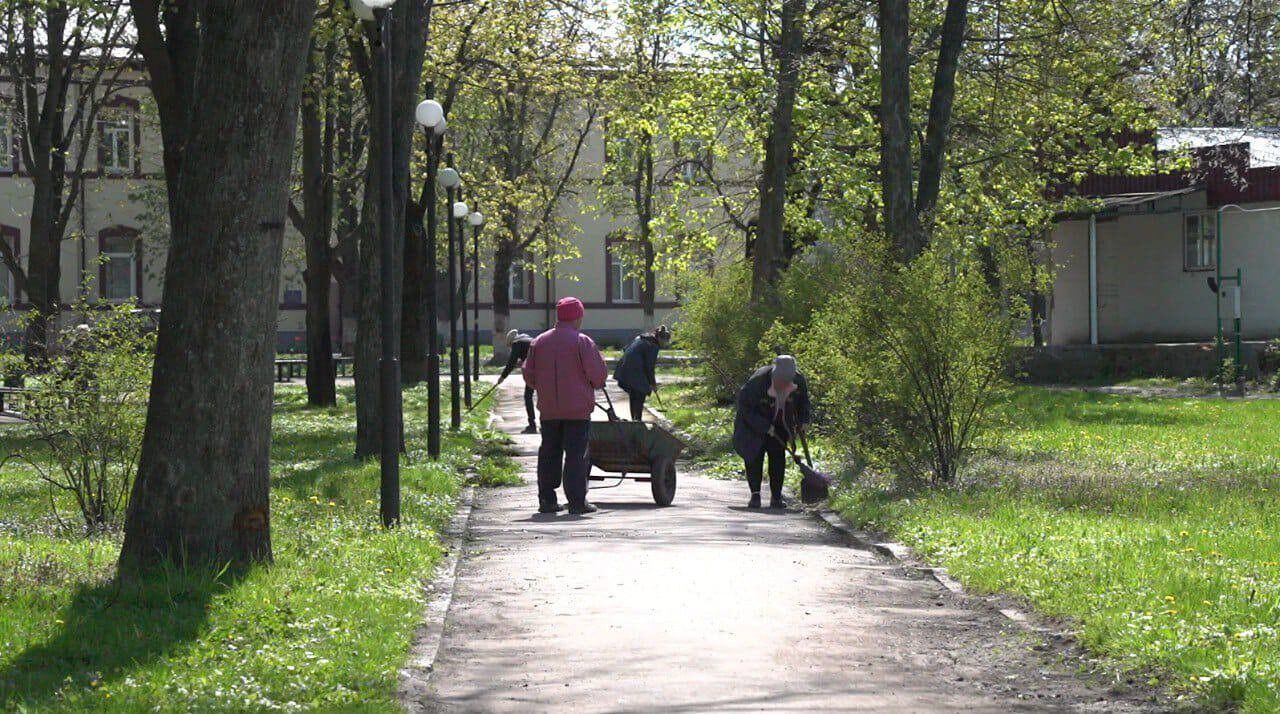 У звільненому Тростянці вже завершили прибирання доріг та вулиць міста, парків, скверів і місць загального користування