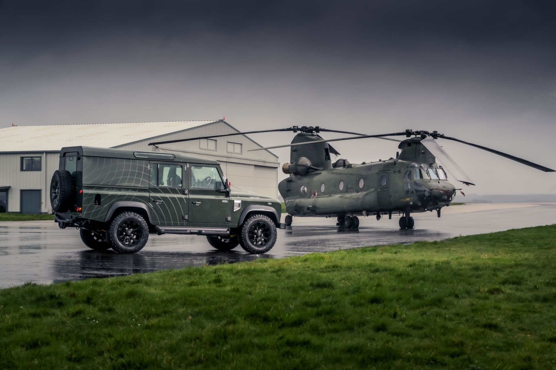 Land Rover Q40 Defender створений на честь 40-річчя використання Королівськими ВПС Великобританії гелікоптерів Chinook