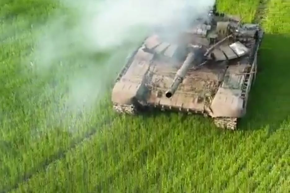 ЗСУ "підсмажили" ворожий танк із окупантами: заїхав на пшеничне поле. Відео