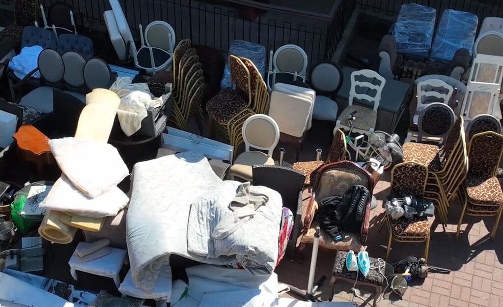 Зловмисники винесли меблі, посуд та сміттєві баки.
