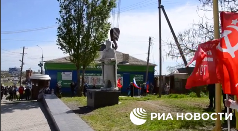 Под Мариуполем оккупанты снесли памятник Сагайдачному, установленный "Азовом"