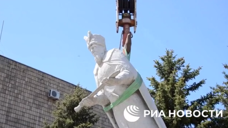 Під Маріуполем окупанти знесли пам'ятник Сагайдачному, встановлений "Азовом"