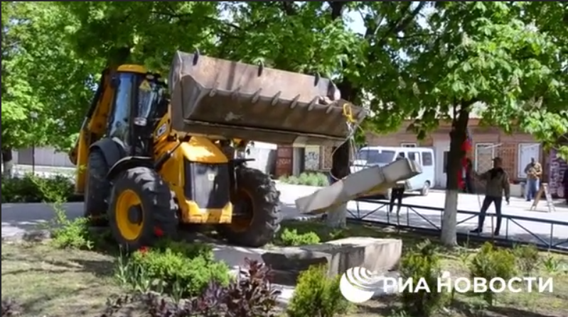 Під Маріуполем окупанти знесли пам'ятник Сагайдачному, встановлений "Азовом"