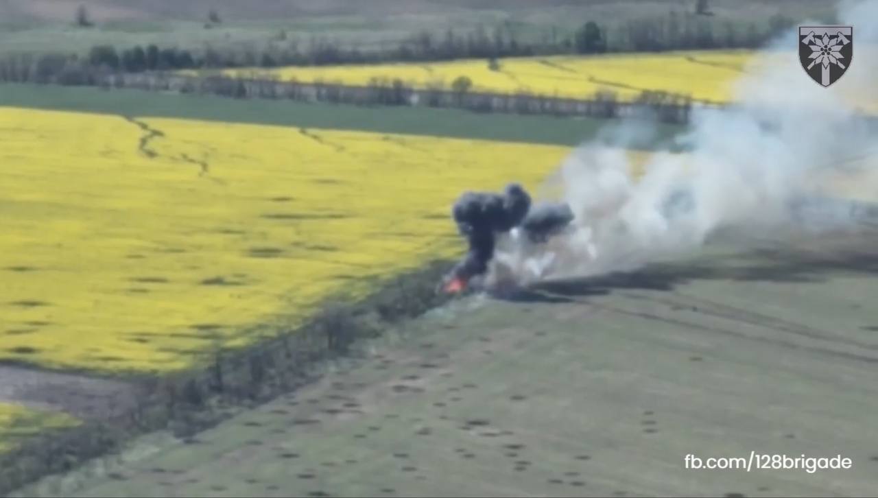 ВСУ ликвидировали вражескую технику с боекомплектом.