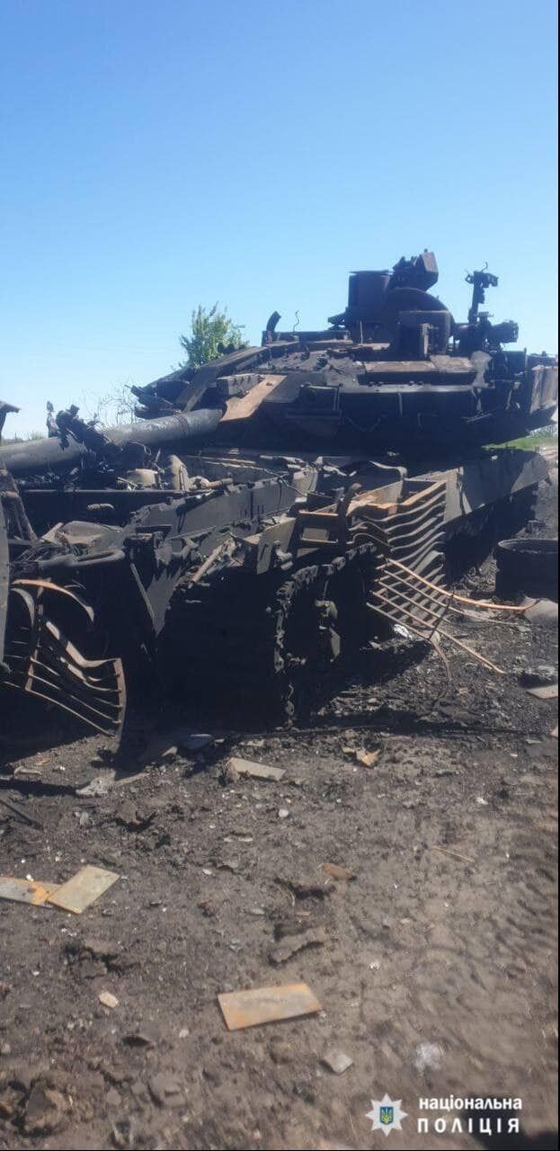 Разбитый российский танк на месте расстрела колонны