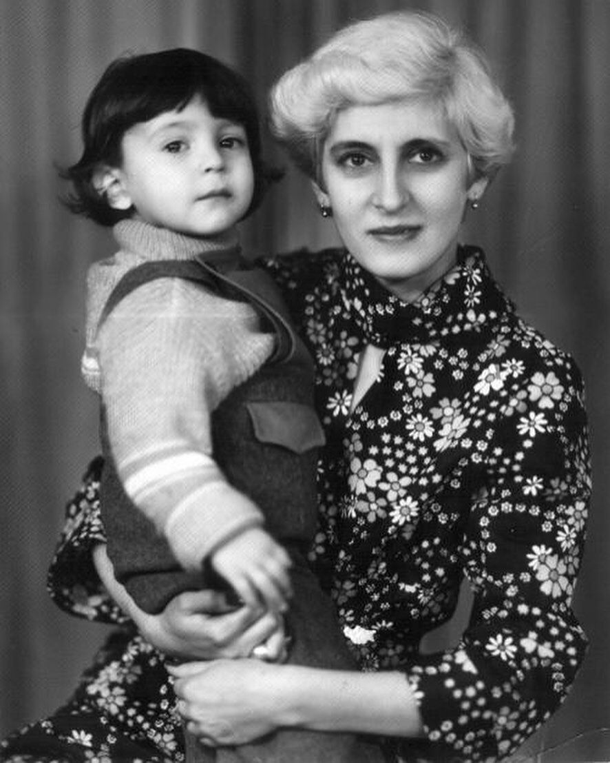 Зеленский поздравил маму с праздником архивным снимком