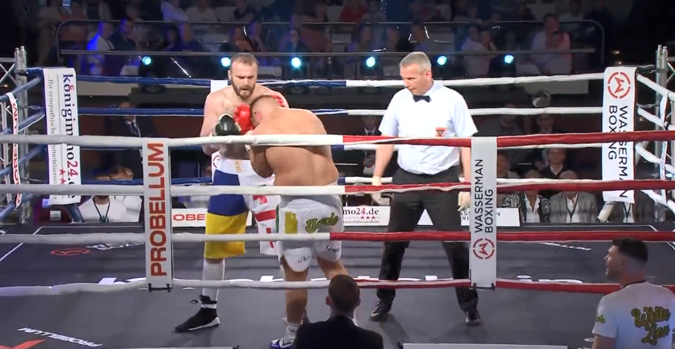 Непереможний український суперваговик виграв бій нокаутом, забивши суперника в рингу. Відео