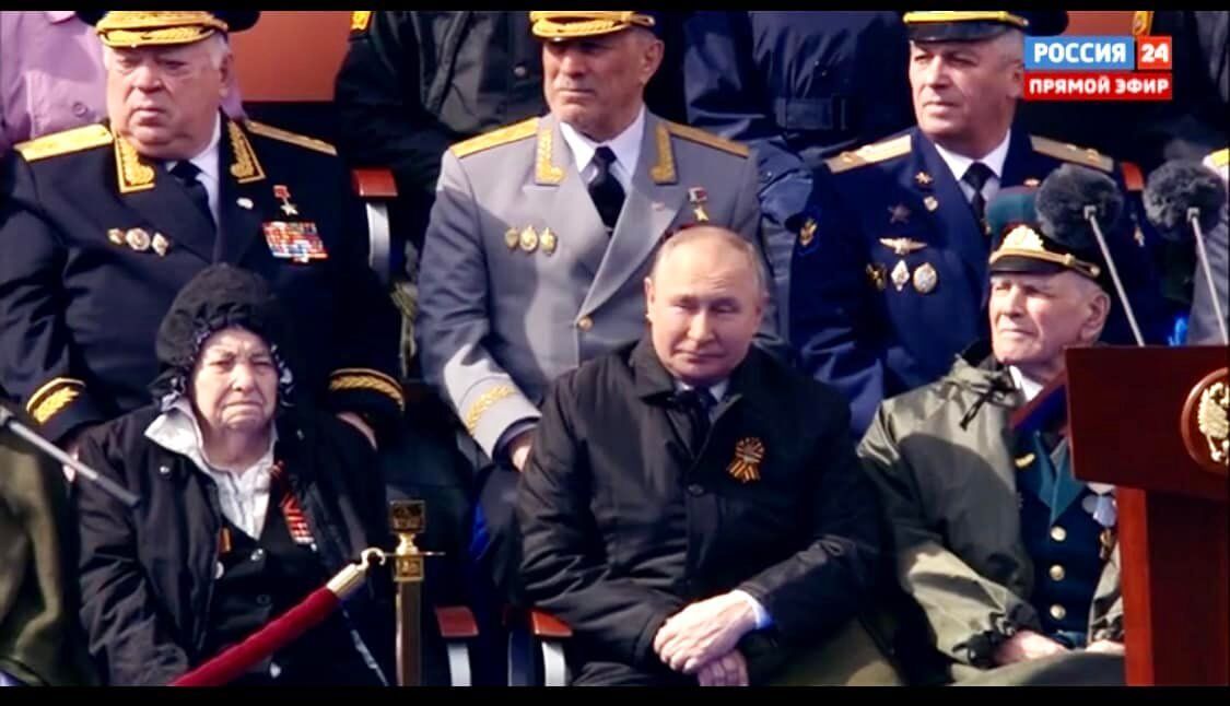 Парад у Москві: Дімон спав, Шойгу на ногах, Путін з пакунком