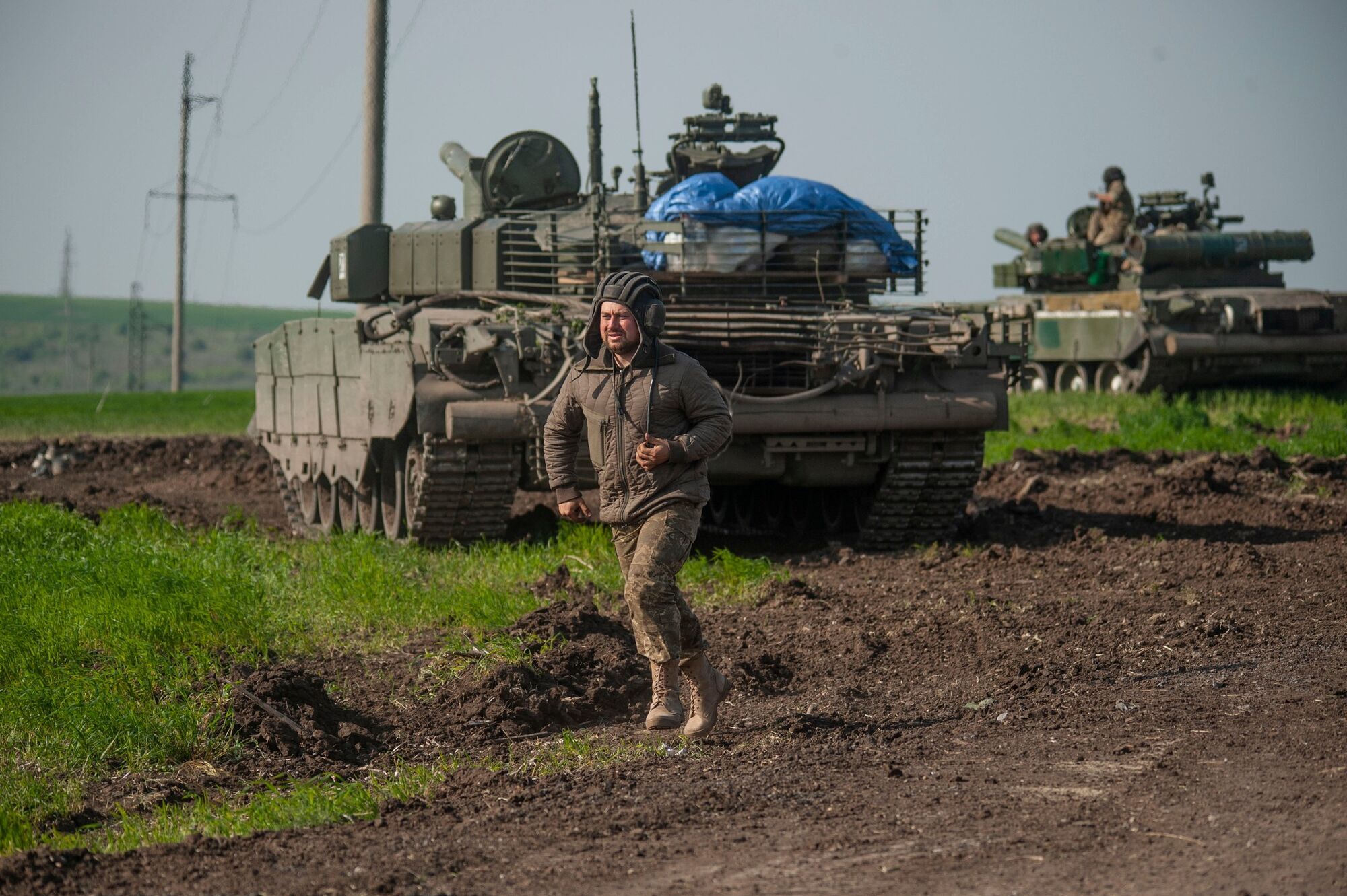 Шествие боевой техники, полученной в честном бою.