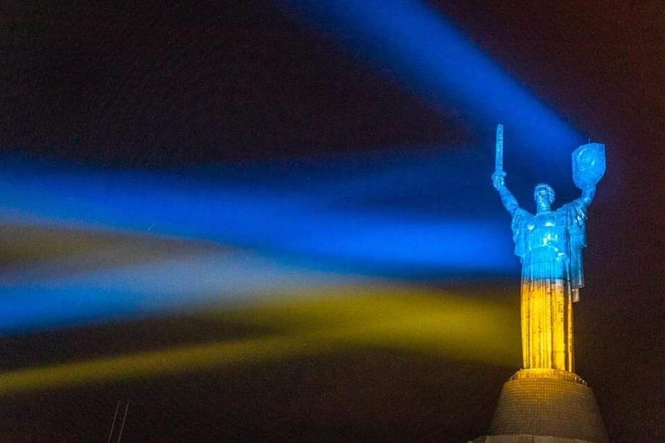 Монумент посветили цветом флага Украины