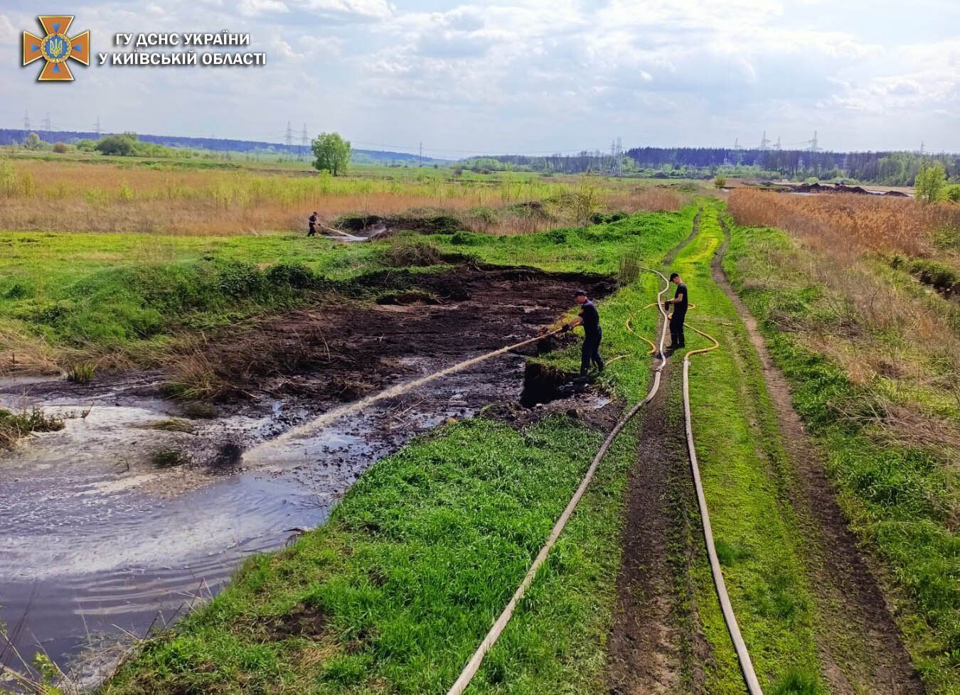 Спасатели тушат пожар на торфяниках.