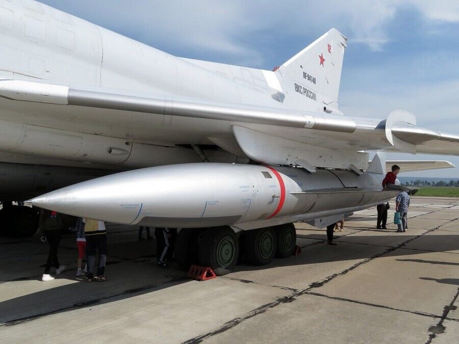 Крилата ракета Х-22 підвішена під ворожий Ту-22М3