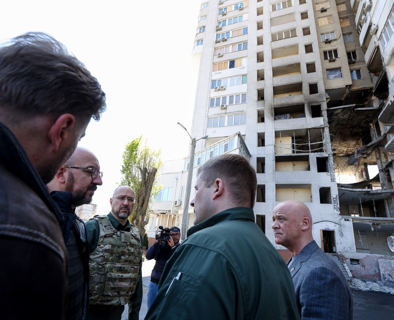 Политики посетили разрушенный россиянами дом.