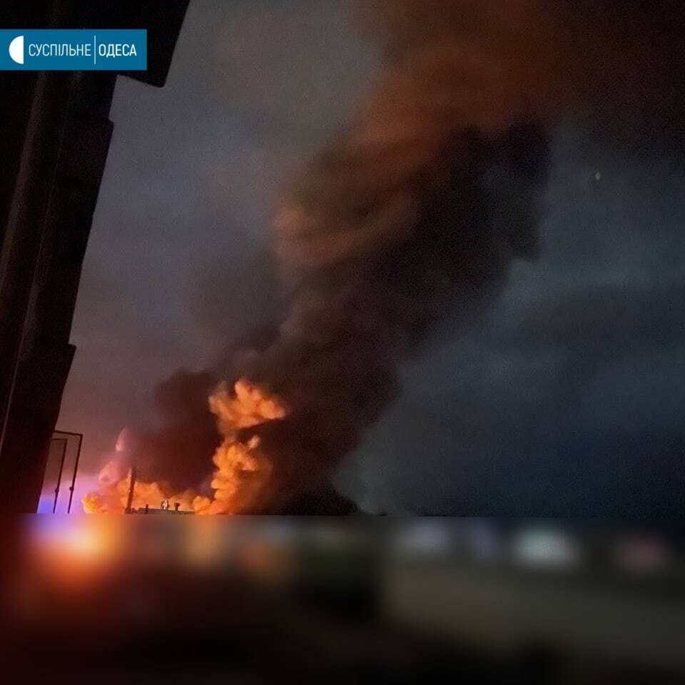 В Одессе горит торговый центр.