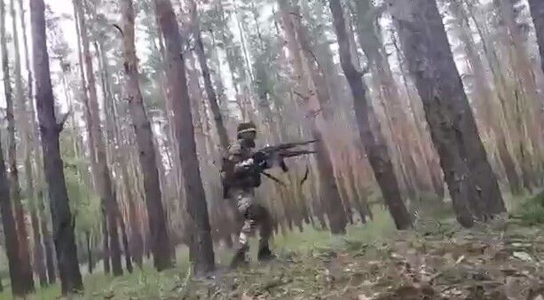 Кадыровец сразу из двух автоматов "перестреливался" с деревьями в лесу