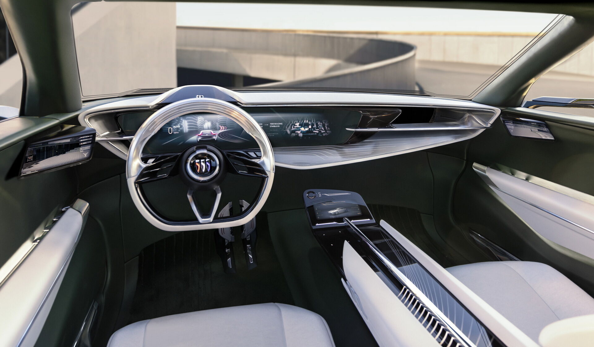 Попри на велику кількість цифрових екранів і сенсорів загальна стилістика салону виконана в дусі автомобілів 50-х років минулого століття