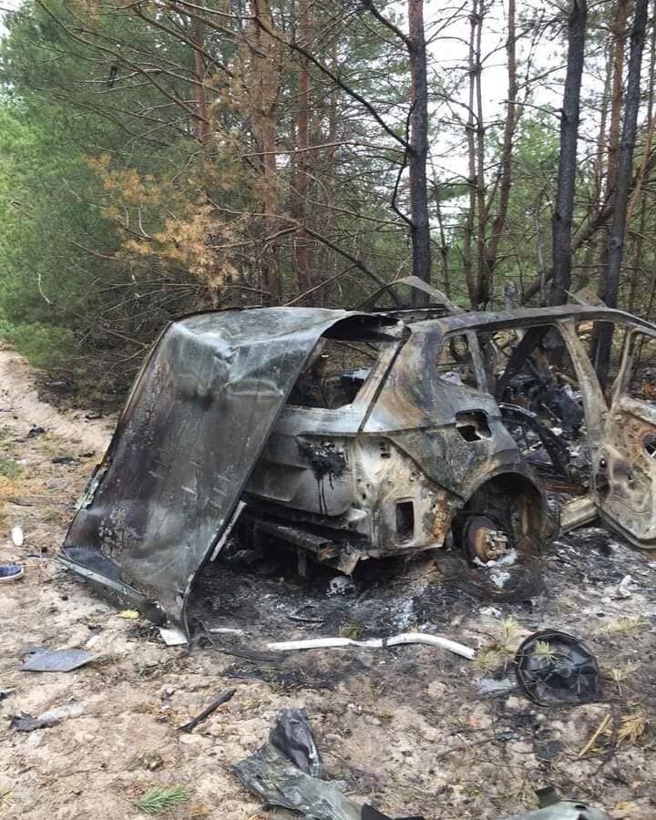 На месте взрыва остался сгоревший автомобиль
