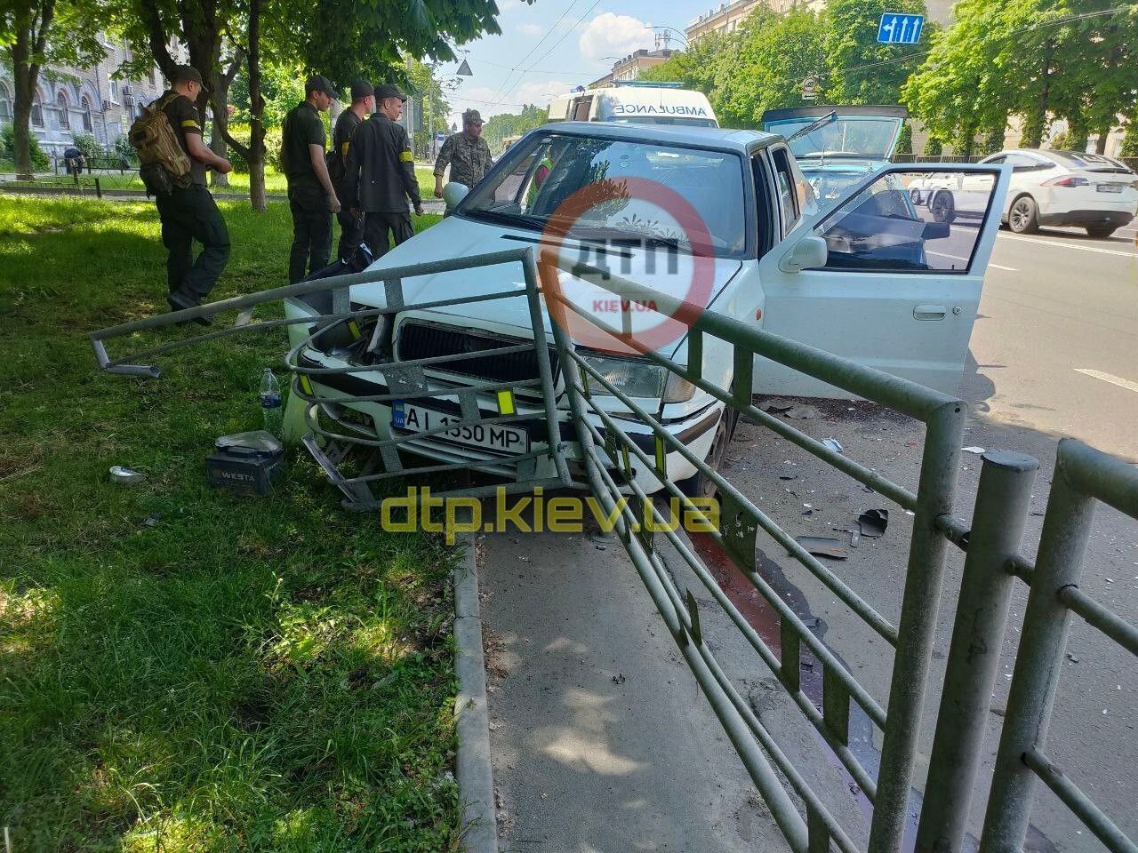 Внаслідок ДТП постраждали водій Skoda та пасажирка ВАЗ.