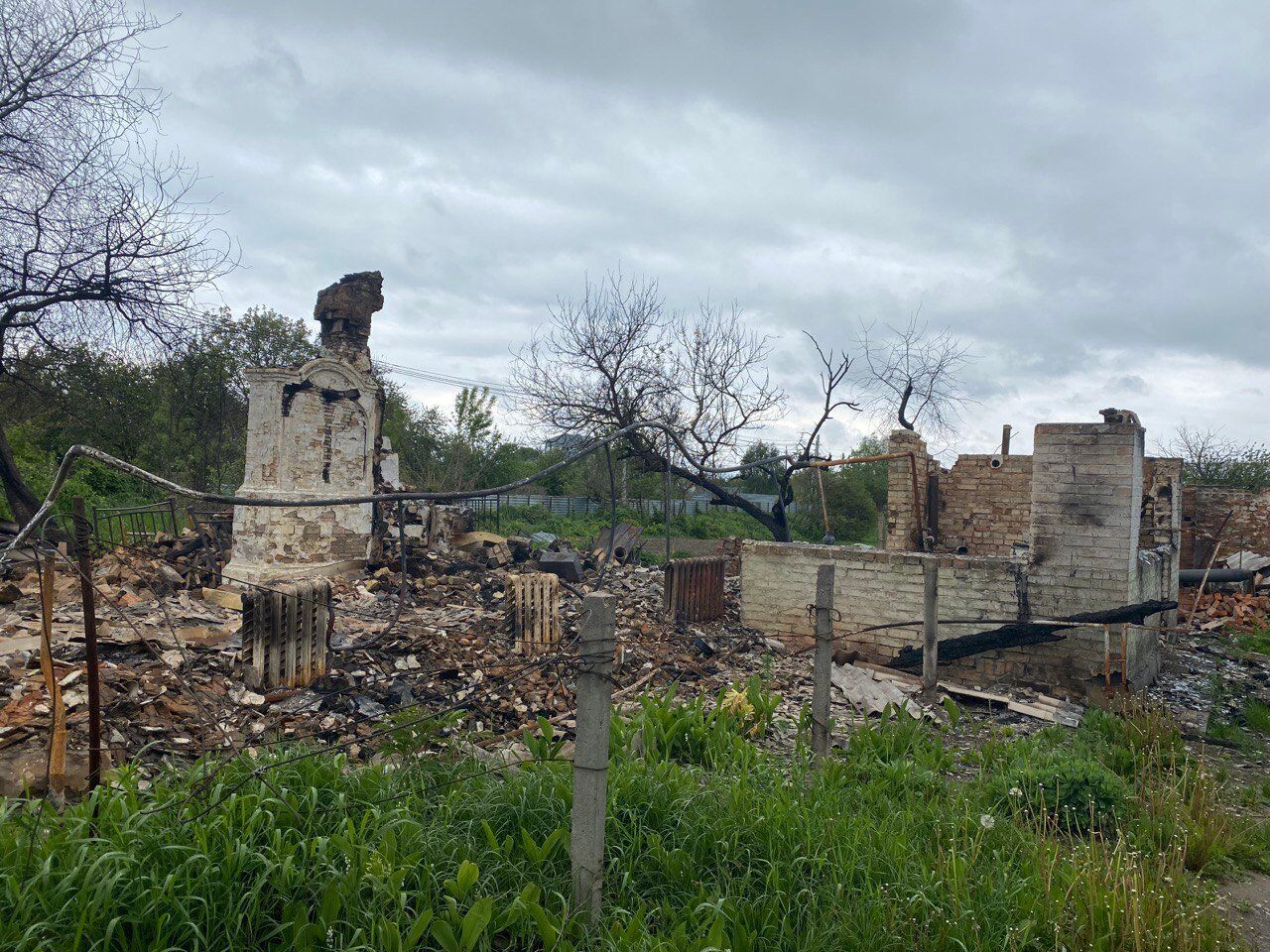 В селе разрушены сотни зданий.