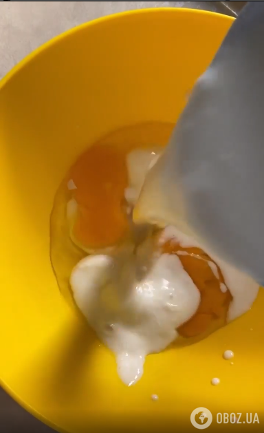 Смешивание яиц и кефира