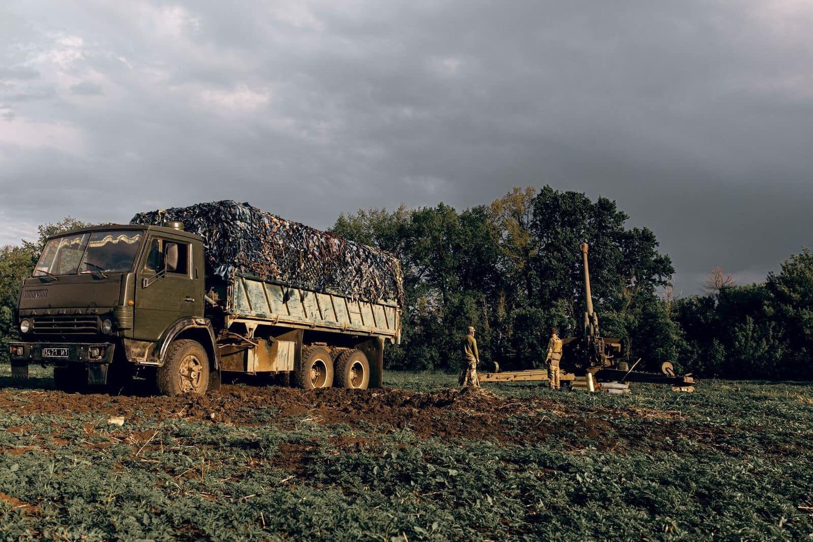 "Мсту-Б" перевозит военный грузовик