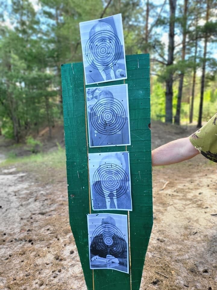 Воины стреляли по фото-мишеням