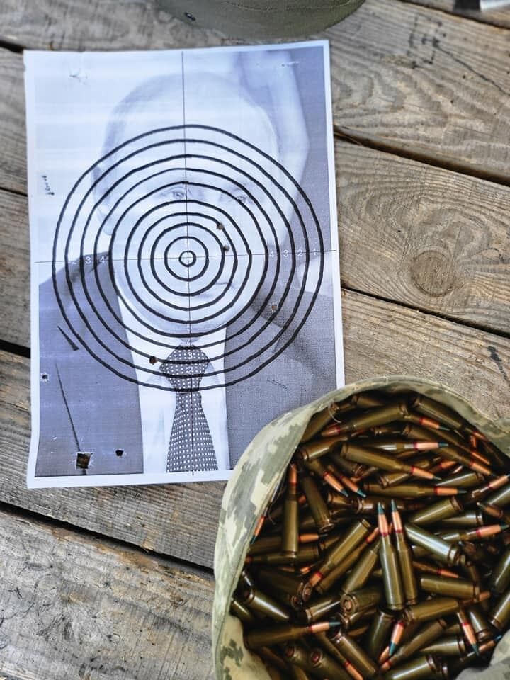 Солдаты прикрепили на палку черно-белые фотографии Путина