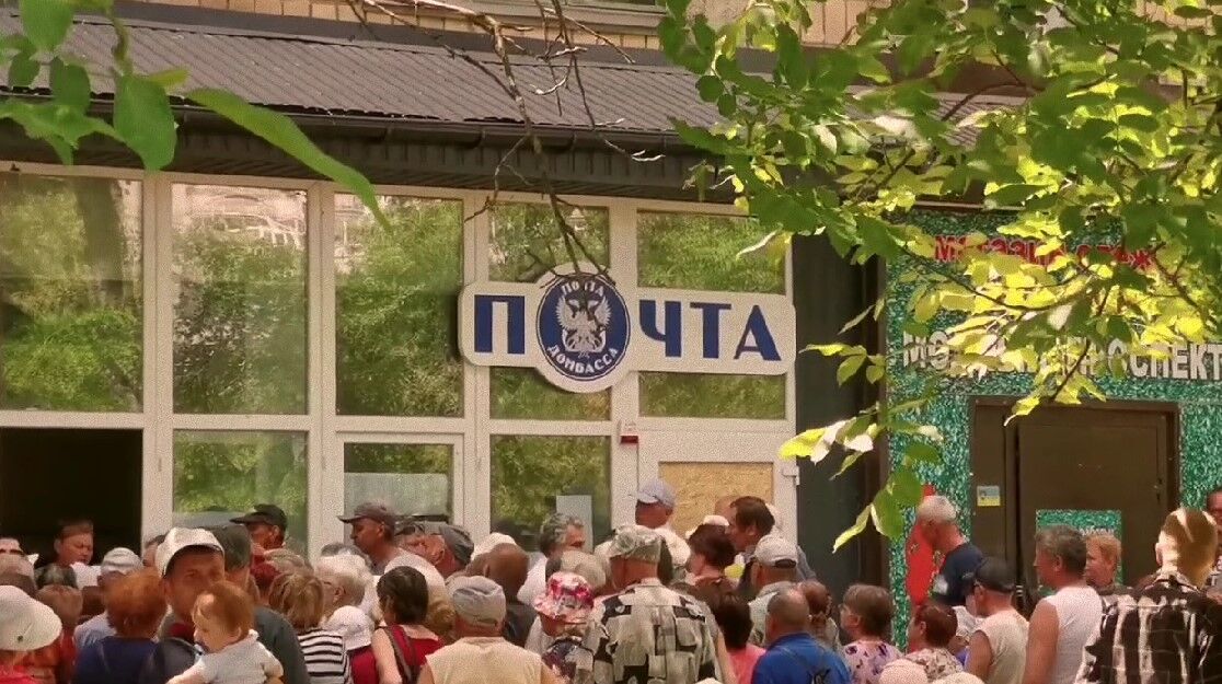 Под "Почтой Донбасса" собралась толпа.