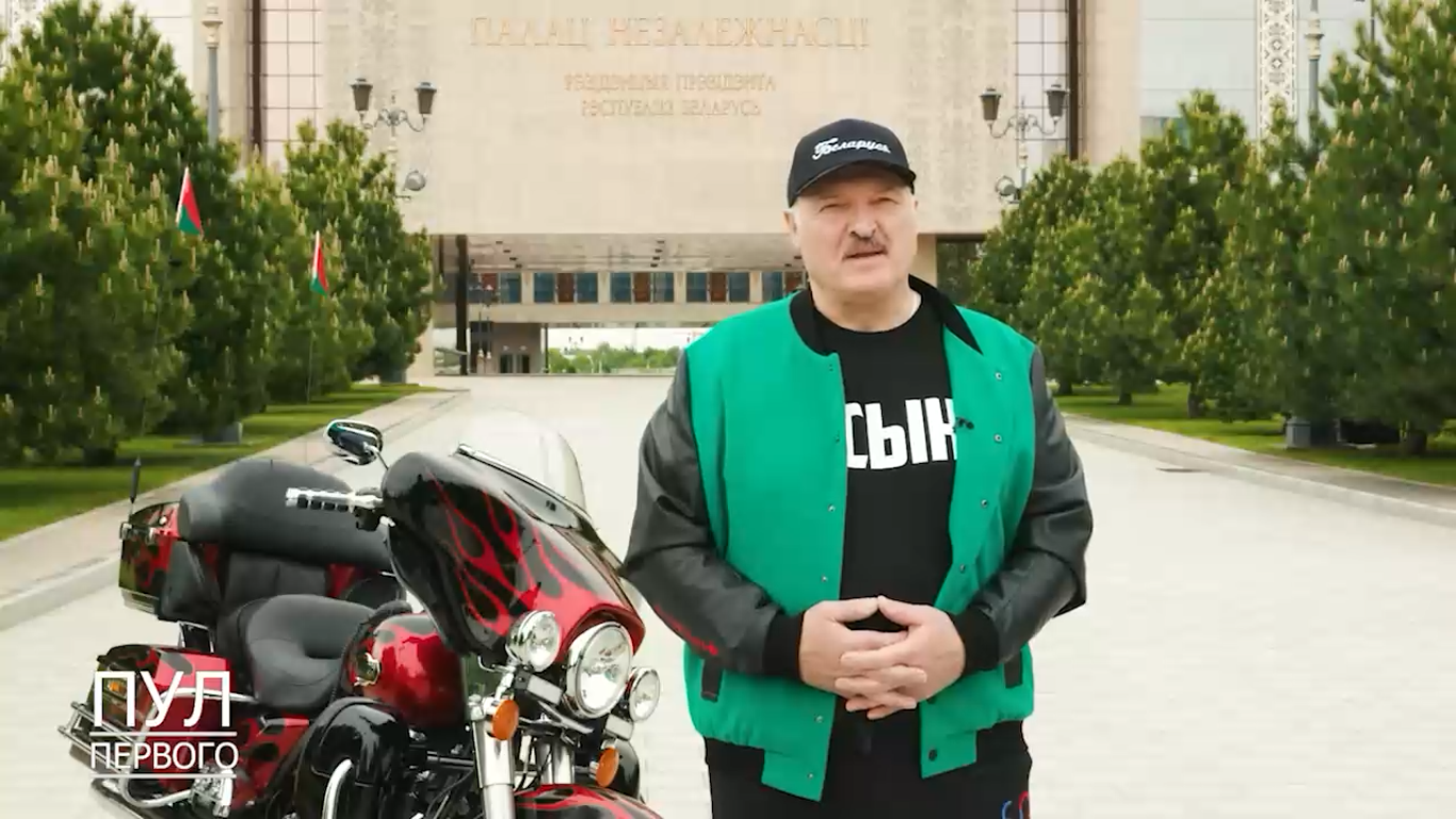 Лукашенко в бейсболке рядом с Harley Davidson записал обращение к выпускникам