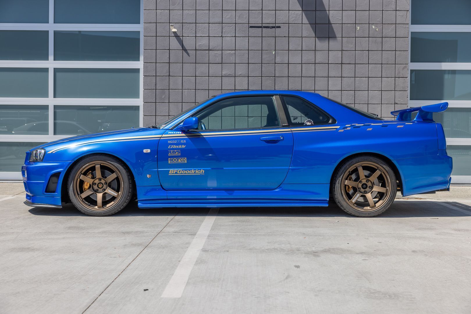 Машина має характерне фарбування Bayside Blue, як і R34 GT-R, на якому Уокер знімався в Fast & Furious