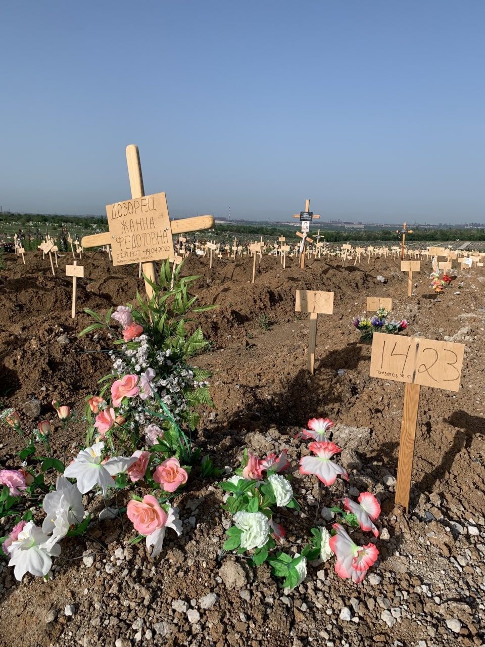 "Тысячи свежих могил, на многих нет имен, только цифры": в сети появилось свежее видео из Мариуполя