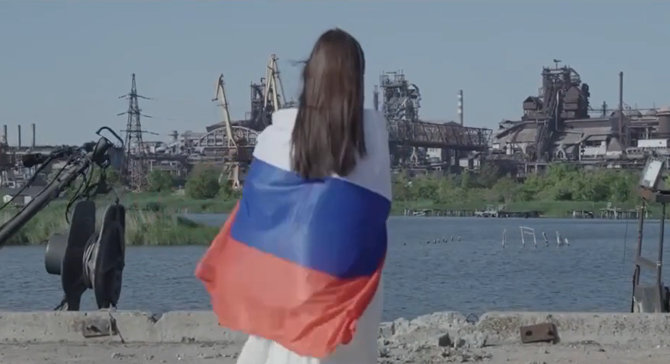 Фрей з прапором Росії з'явилася на тлі руїн "Азовсталі"