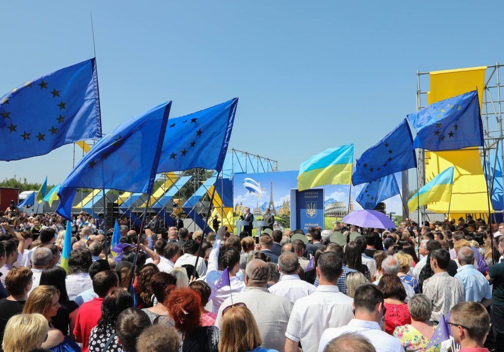 Порошенко поздравил украинцев с пятой годовщиной безвиза: это стало символом свободы и возвращения в большую европейскую семью