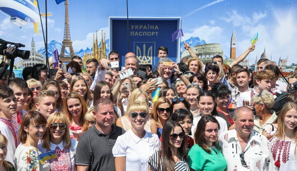 Порошенко привітав українців із п’ятою річницею безвізу: це стало символом свободи і повернення у велику європейську родину