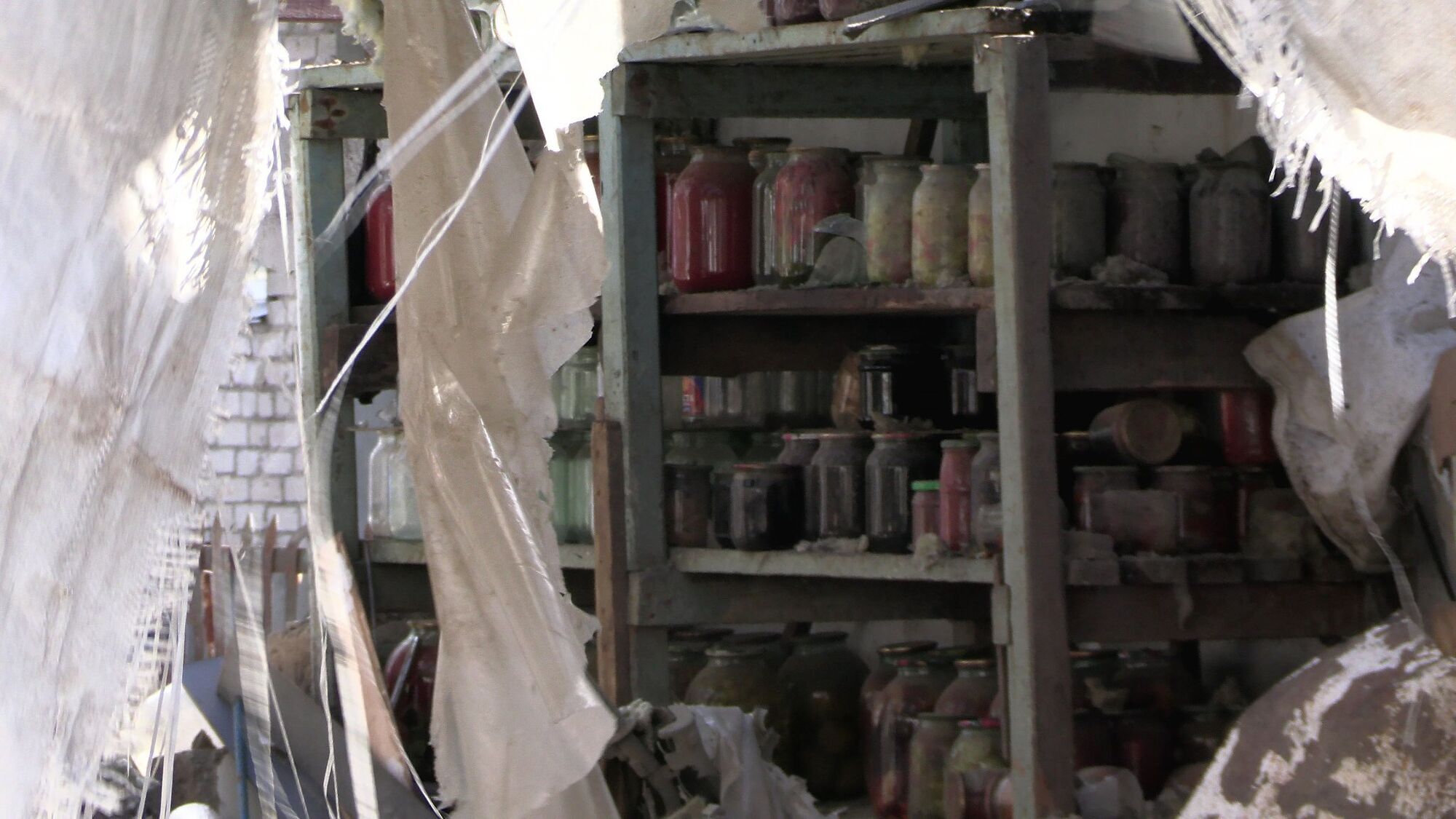 Не лише півник із Бородянки: на Миколаївщині у зруйнованому окупантами будинку вціліли банки із консервацією. Фото