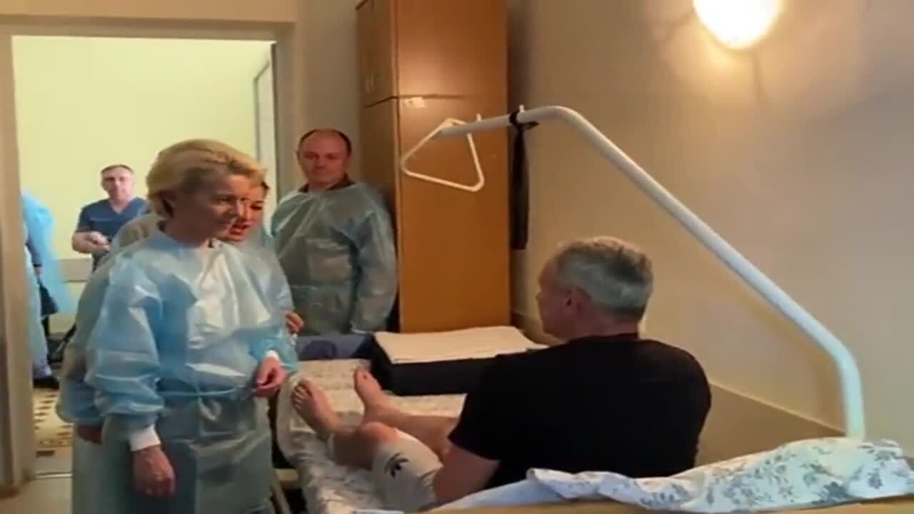 Фон дер Ляйєн відвідала поранених захисників України у київській лікарні. Відео