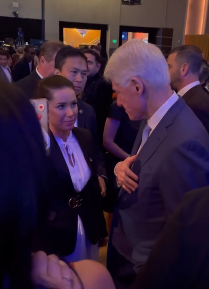 Билл Клинтон трогательно отреагировал на встречу с украинкой