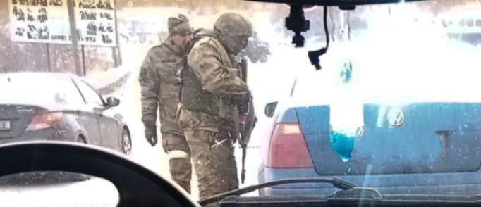 Российские оккупанты проверяют гражданские авто в Энергодаре