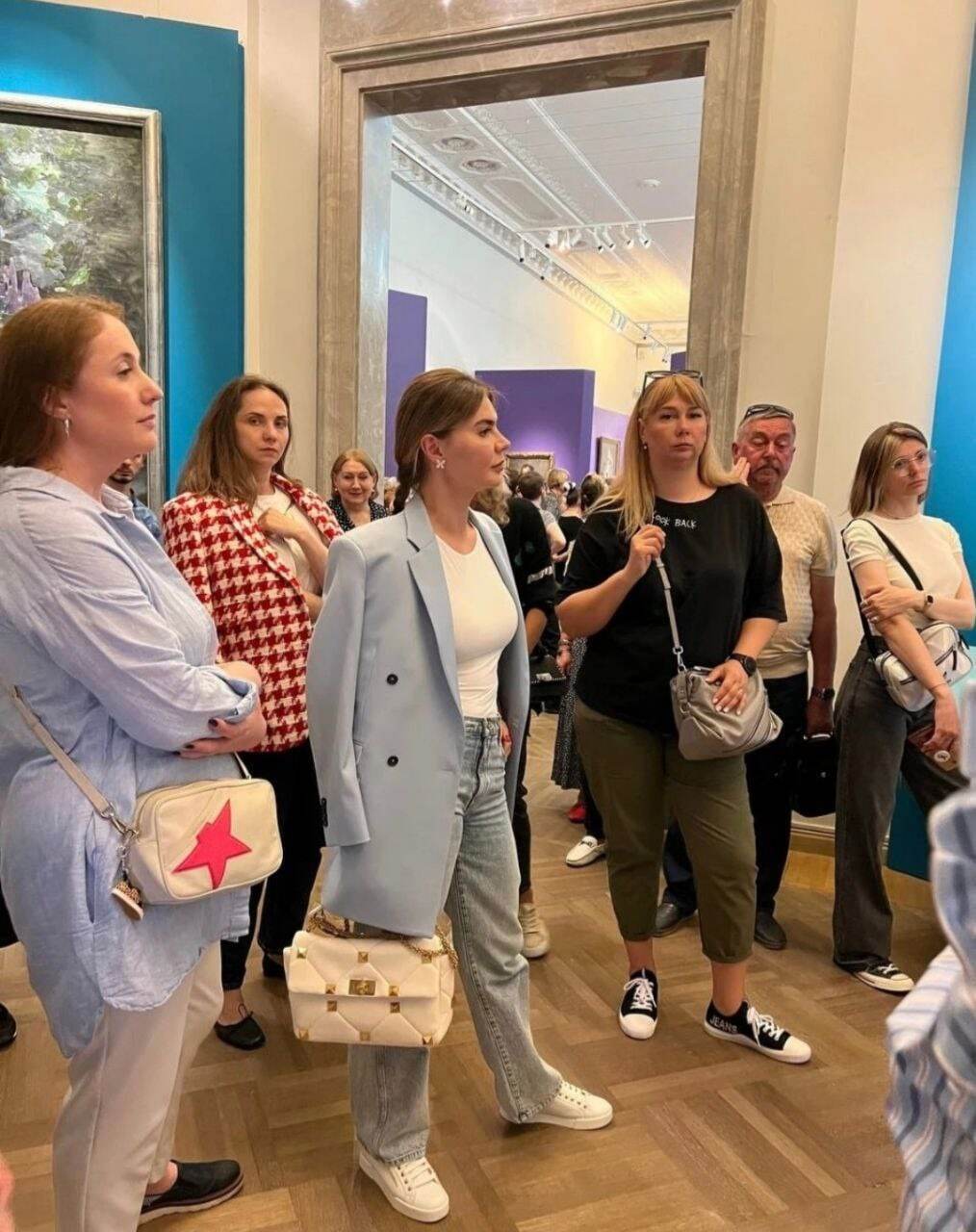 Алина Кабаева засветилась на выставке в Русском музее с люксовой сумкой.