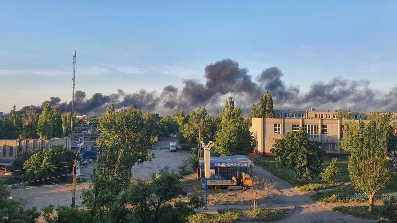 У тимчасово окупованому Бердянську пролунали вибухи: місто в диму. Відео