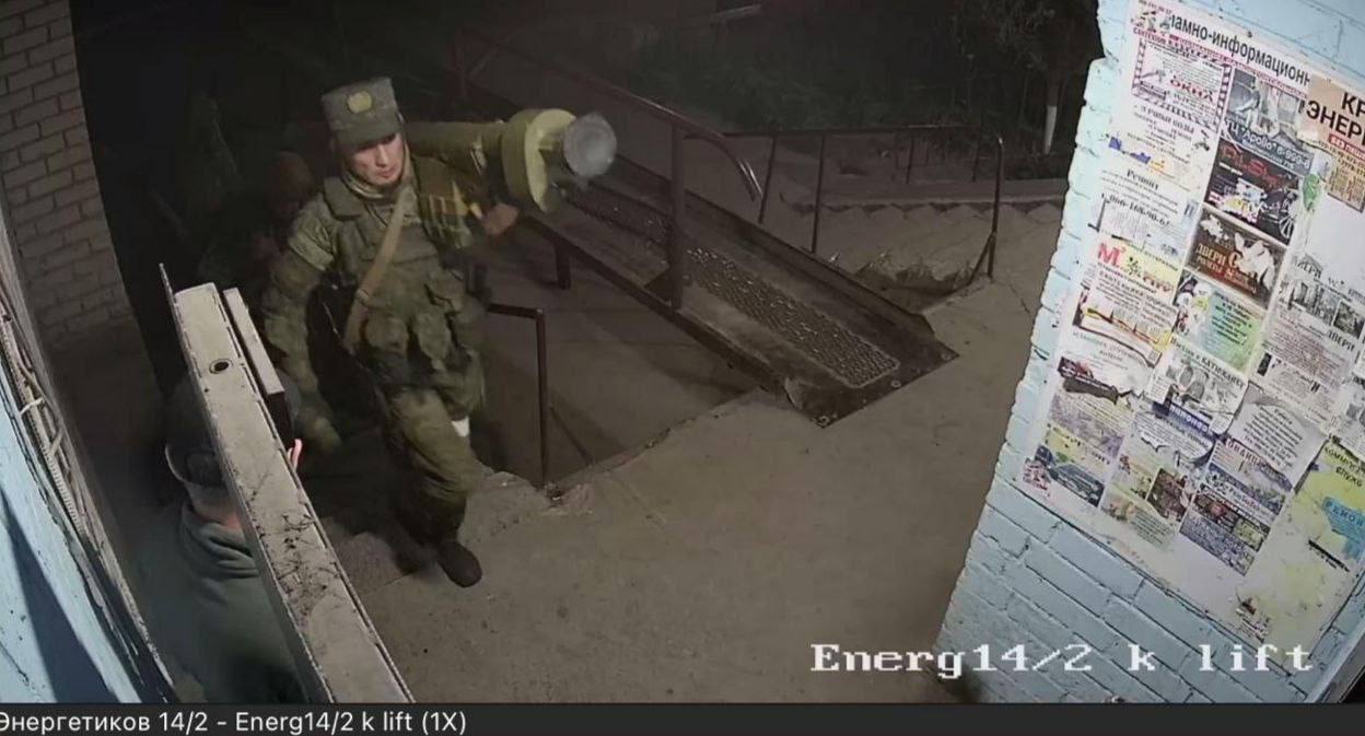 Российские оккупанты заносят оружие в многоквартирный дом в Энергодаре