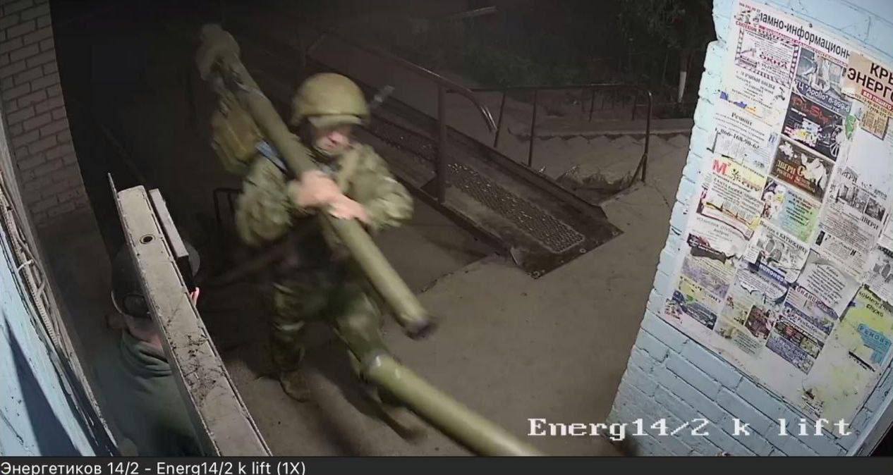 Российские оккупанты заносят оружие в многоквартирный дом в Энергодаре